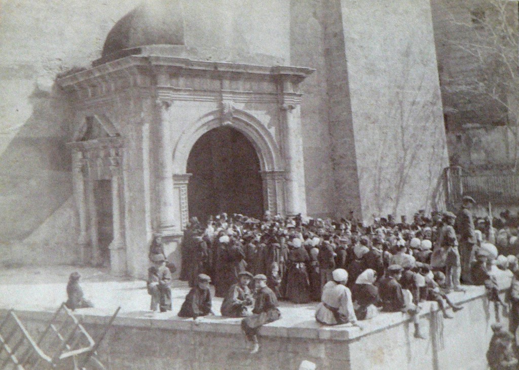 Parvis de la cathédrale de Perpignan