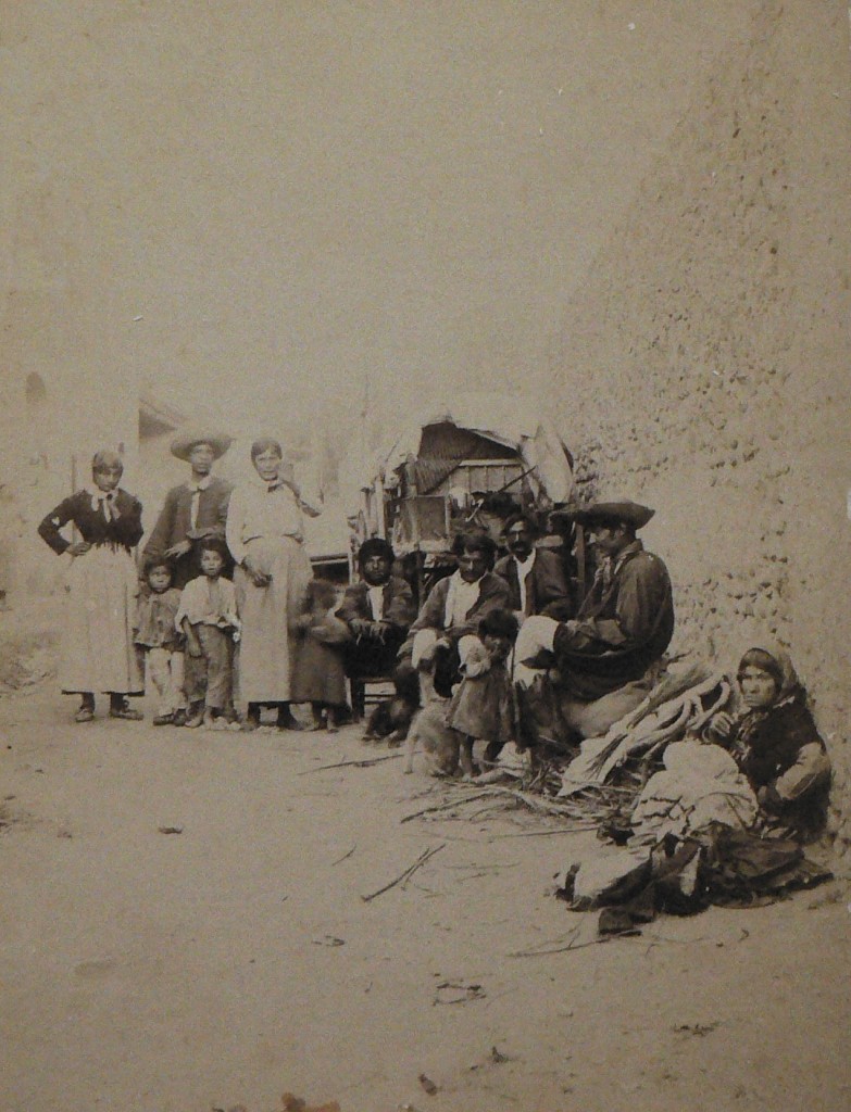 Gitans à Rivesaltes, vers 1895, fonds icono Institut du Grenat. .