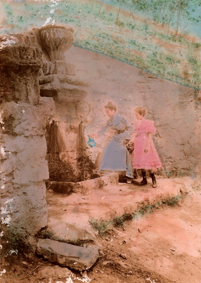 A la fontaine, photographie colorisée, Lieu indéterminé 'Leucate? 