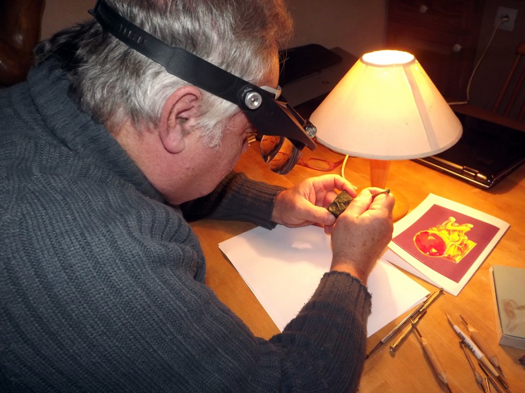 L'artiste perpignanais Bernard ROMAIN en train de passer du dessin à la sculpture 