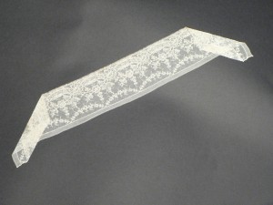 Bandeau de dentelle de la coiffe catalane avec ses plis de chaque coté. 