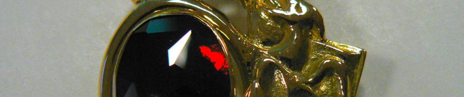 pendentif "sant Jordi i el Drac" en Grenat de Perpignan