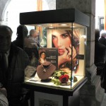 Vitrine de Sant Jordi de la Confrérie du Grenat de Perpignan