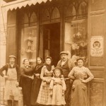 Commerçants devant leur boutique, Roussillon, vers 1900.