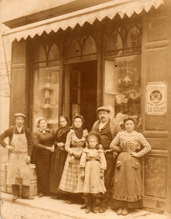 Commerçants devant leur boutique, Roussillon, vers 1900.