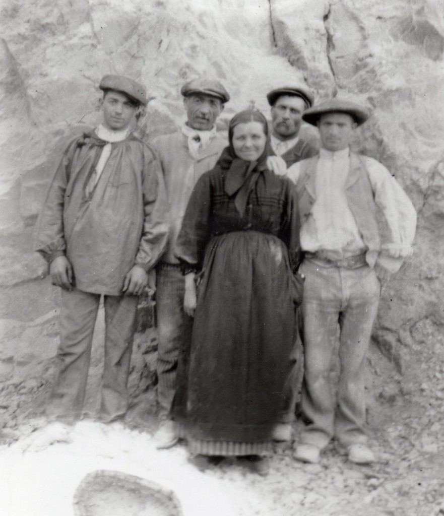 ouvriers d'une carrière, Roussillon, 1900.