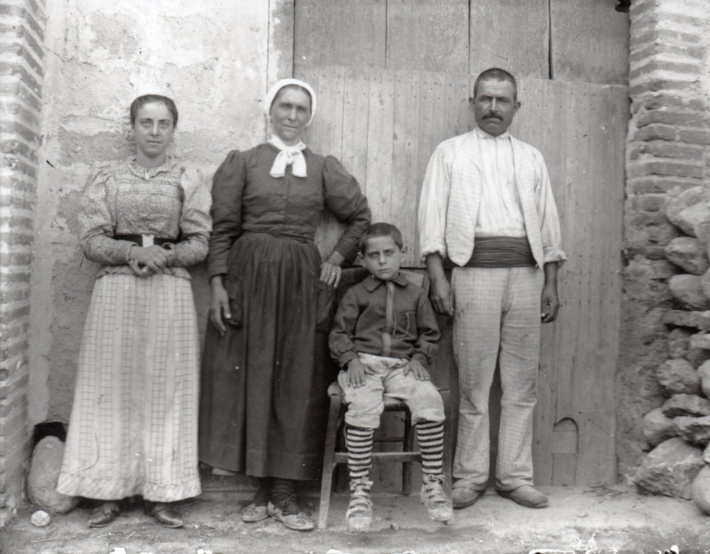 Famille roussillonnaise, vers 1900.