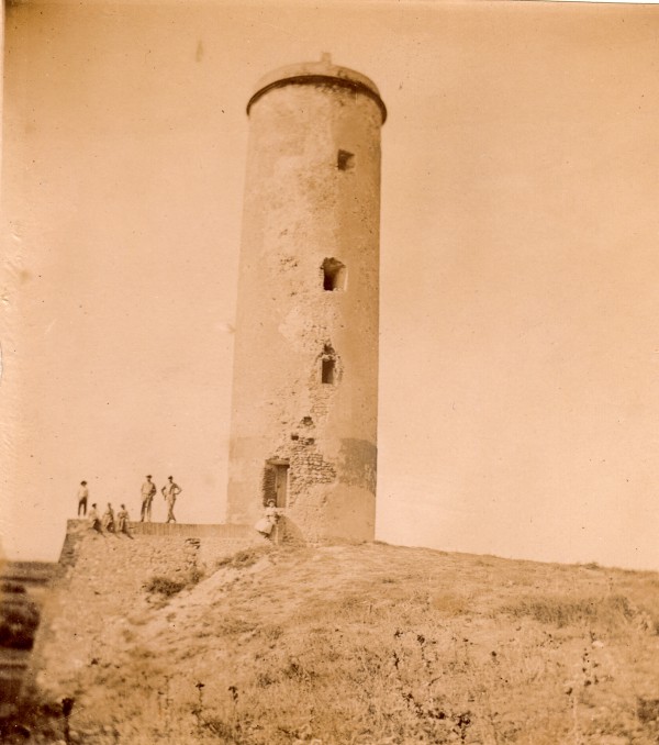 La tour de Château Roussillon.