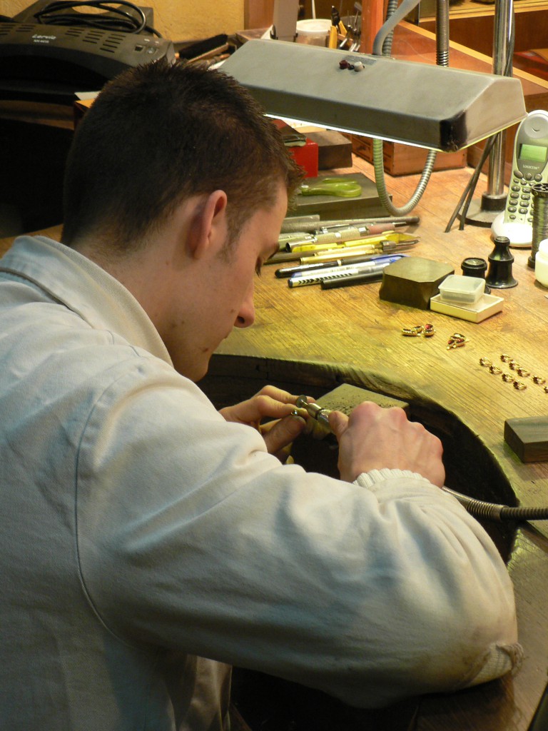 Jeune artisan fabricant des bijoux en Grenat de Perpignan
