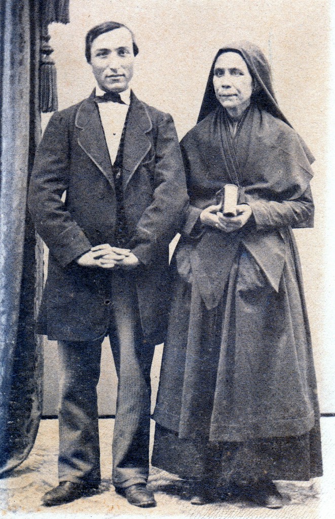 Couple de Roussillonnais, photo JB.Jacob, rue des écoles vieilles à Perpignan, vers 1860. La femme porte la capuche noire. 