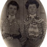 Thérèse et Marie Parès en 1903.