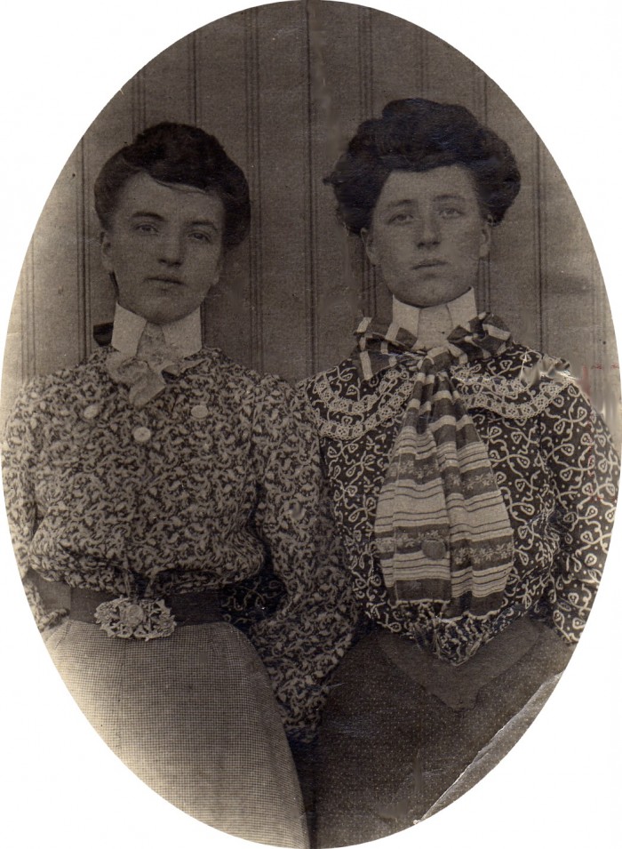 Thérèse et Marie Parès en 1903.