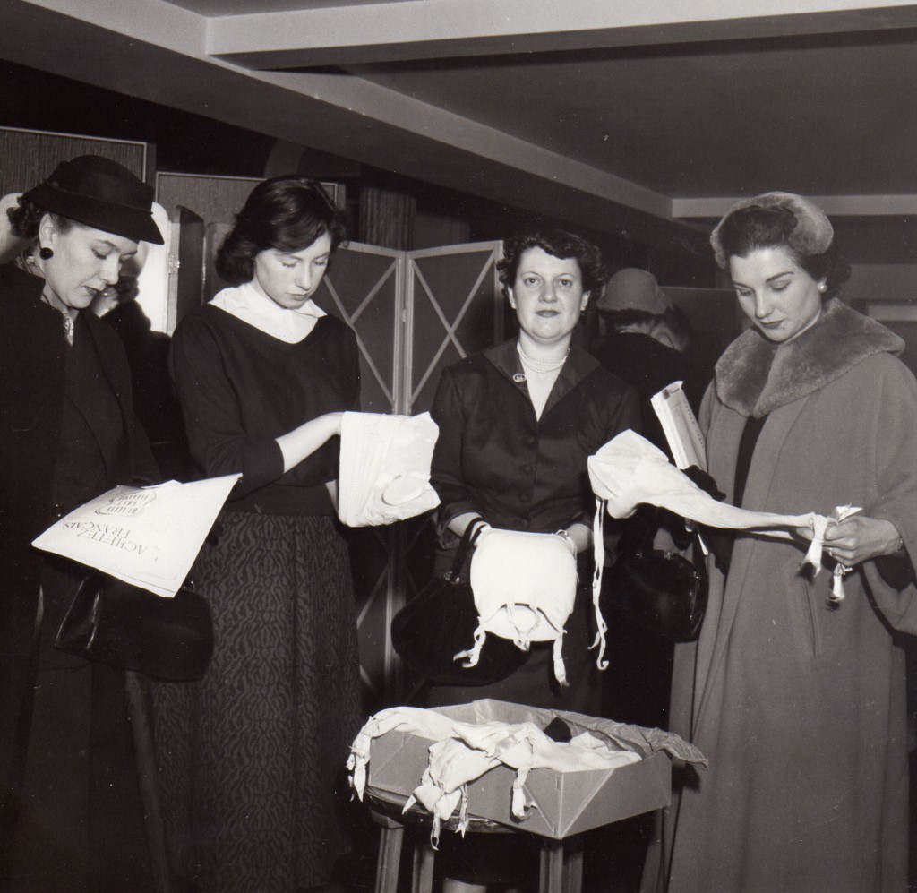 10 février 1955, presentation de corsets et gaines Chiquita à Londres par la fedération nationale des industries du corset