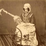 Arlésienne du 18e, cliché photographique anonyme, vers 1880.