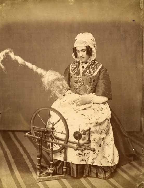 Arlésienne du 18e, cliché photographique anonyme, vers 1880.