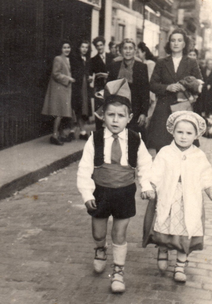 Petits Catalans lors du carnaval de Perpignan, années 1950.