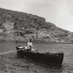 Barque catalane le long de la cote rocheuse.