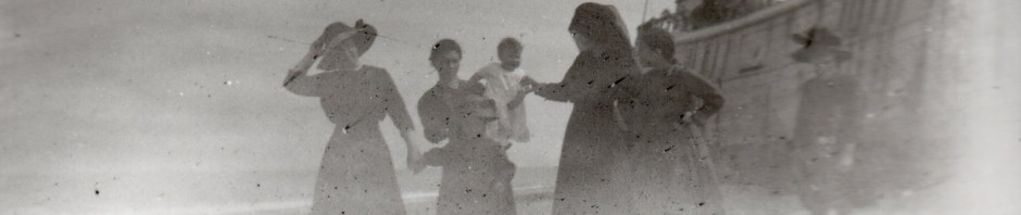 Femmes au bord d'une barque, 1900.