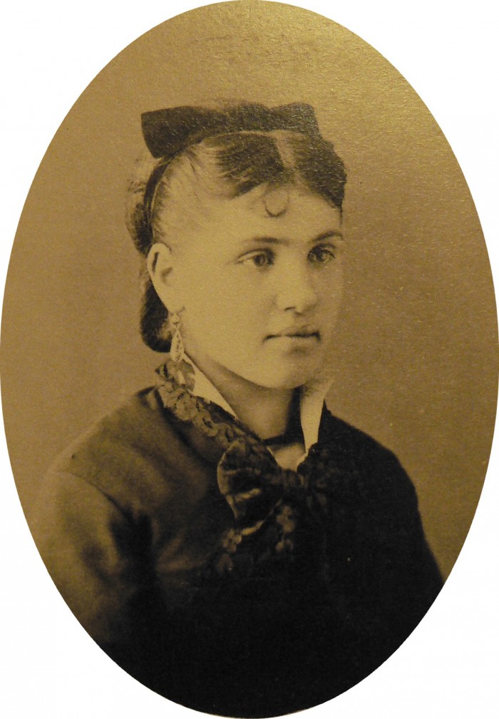 Jeune femme à la mode, vers 1870, Millau, Aveyron. 