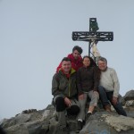 A la croix du Canigou, les confrères du Grenat de Perpignan.