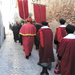 cortège dans les ruelles d'Elne.