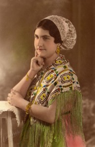 jeune femme posant en costume folklorique dans les années 1930