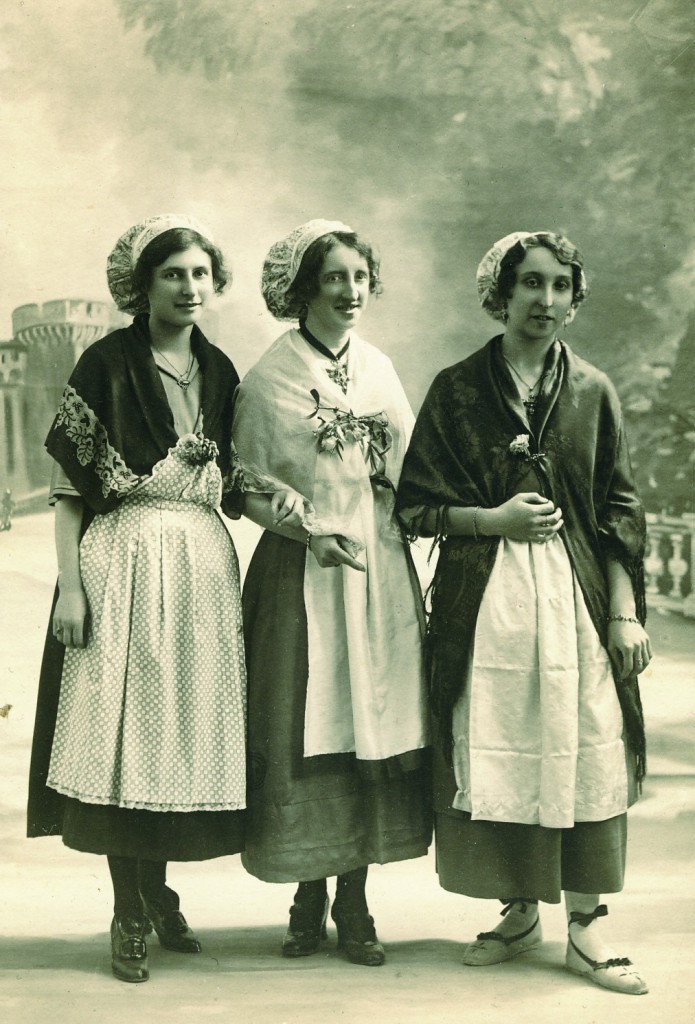 Jeunes Catalanes en 1925 lors d'une fête régionaliste à Perpignan.