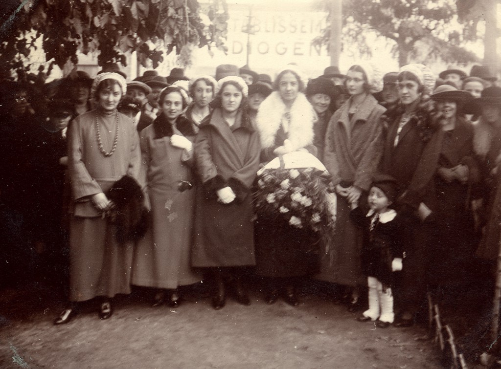 Fête régionaliste à Perpignan vers 1925 devant l'usine Diogène. 