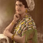 jeune femme posant en costume folklorique dans les années 1930