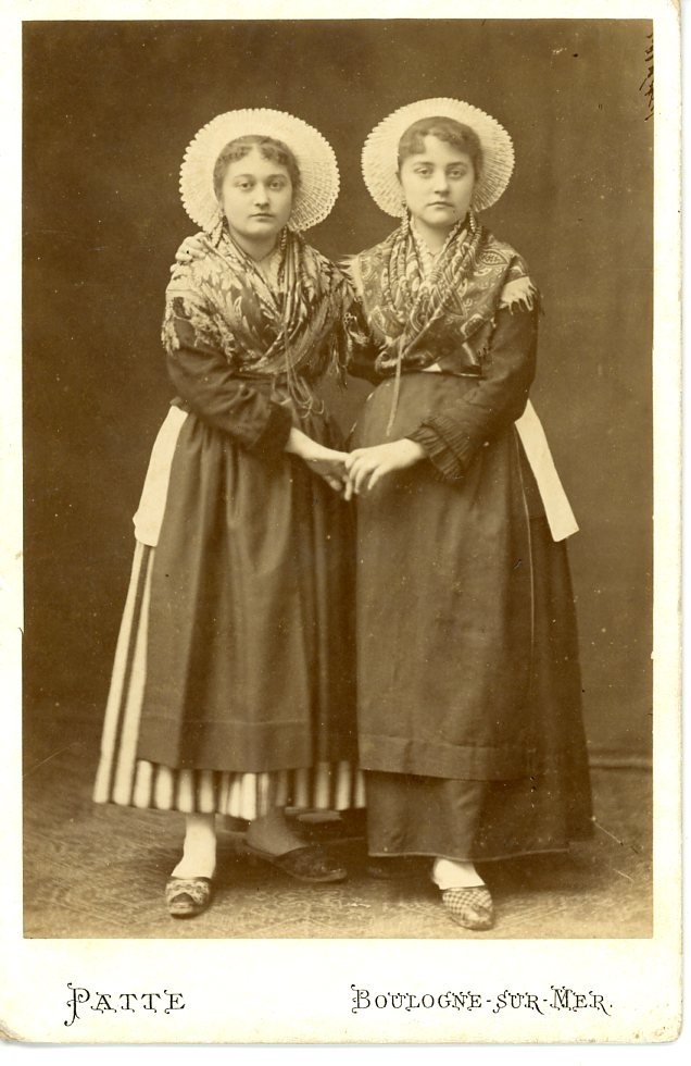 Costume et bijoux des femme de Boulogne sur Mer, vers 1880.