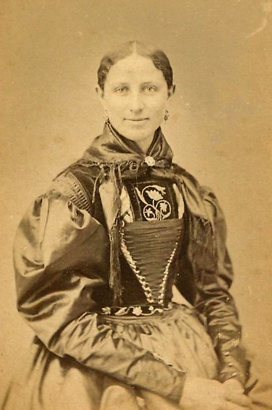 femme de Lechtal, vers 1870. femme de Lechtal, vers 1870.