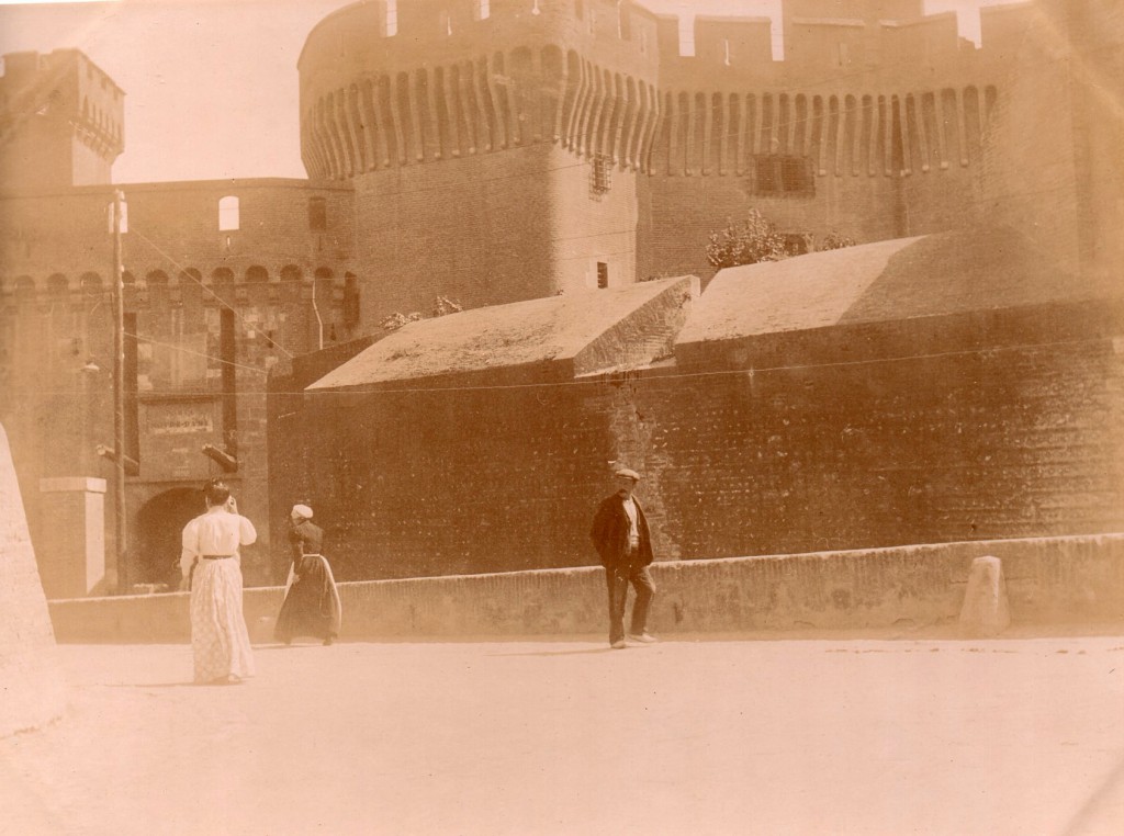 Perpignan, le Castillet en 1899.