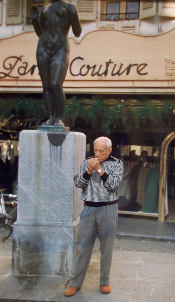 Picasso à Perpignan sur la place de la Loge devant la statue de Maillol