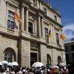 La mairie d'Arles pavoisée.