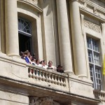 La Reine au balcon salue le peuple d'Arles