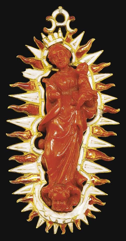 Pendant set with the Virgin and Child, Italian, Trapani, 18th century. Photo Sotheby's Pendant set with the Virgin and Child, Italian, Trapani, 18th century. Photo Sotheby's