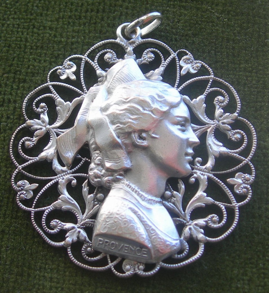 Pendentif Arlésienne, métal, XXe s.