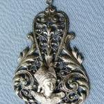 Pendentif Bretonne, métal, XXe s.