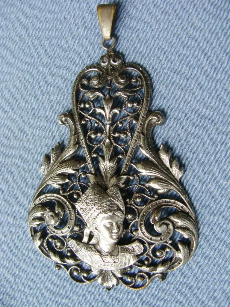 Pendentif Bretonne, métal, XXe s.