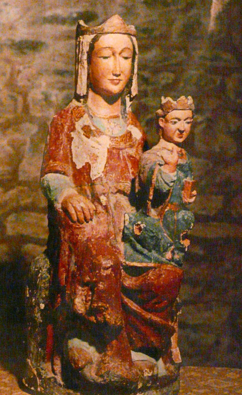 Vierge de la crypte de Saint Martin du CanigouVierge de la crypte de Saint Martin du Canigou