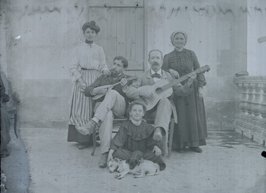 Membres de l'Estudiantina Catalana en famille. Perpignan vers 1890.