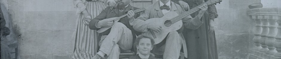 Membres de l'Estudiantina Catalana en famille. Perpignan vers 1890.