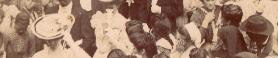 Sortie de l'église de Rivesaltes lors d'un mariage en 1905