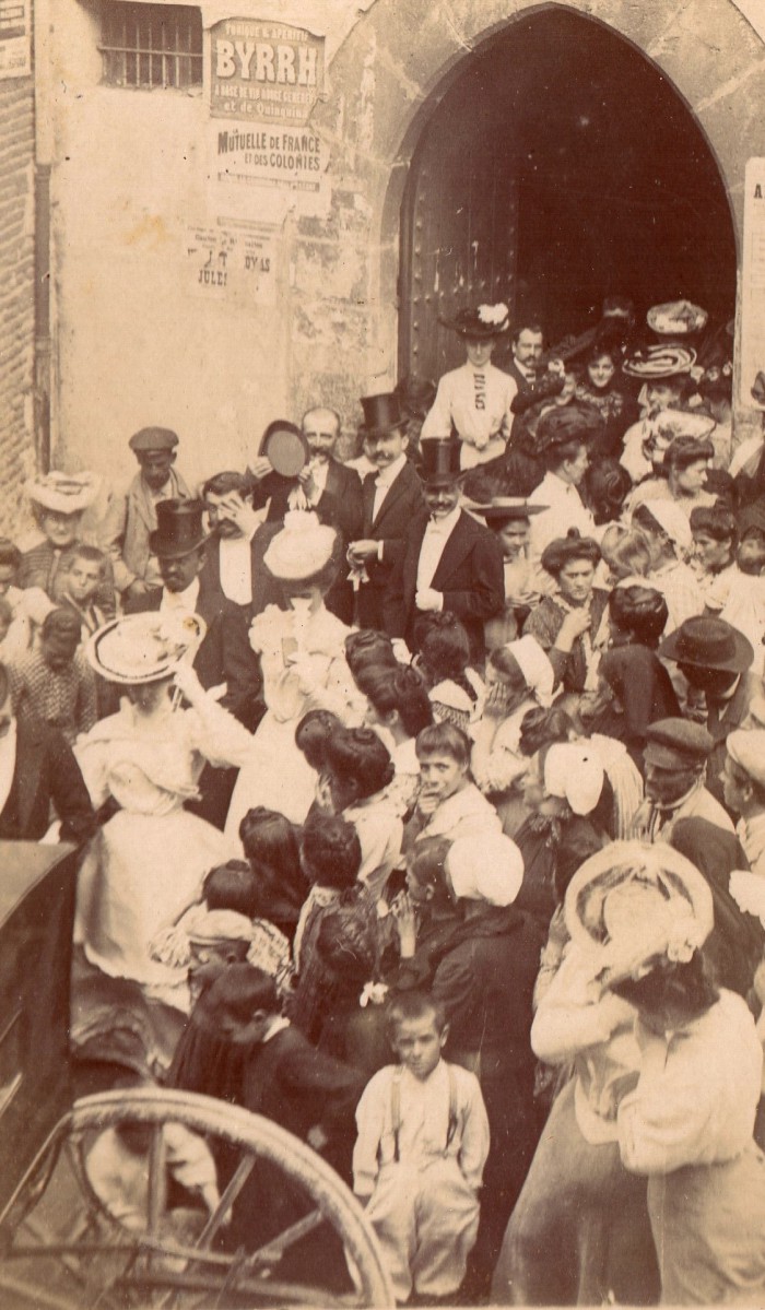 Sortie de l'église de Rivesaltes lors d'un mariage en 1905