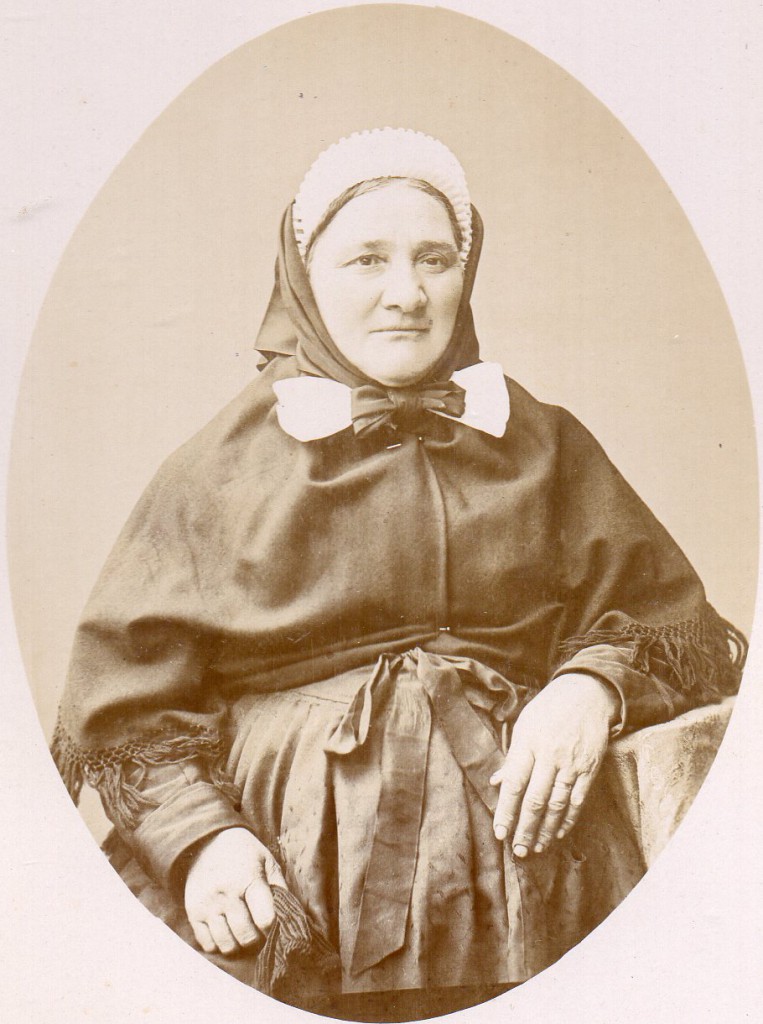 Portrait de femme en costume traditionnel toulousain