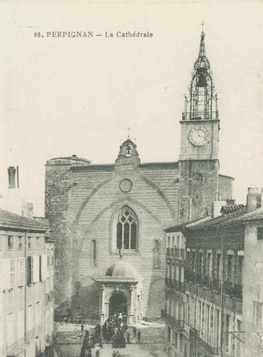 La façade de la cathédrale est débarrassée de son crépis et de son parvis. 