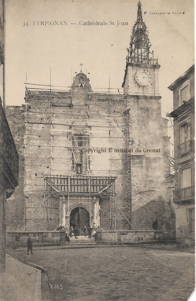 Le decroutage de la façade de la cathédrale de Perpignan