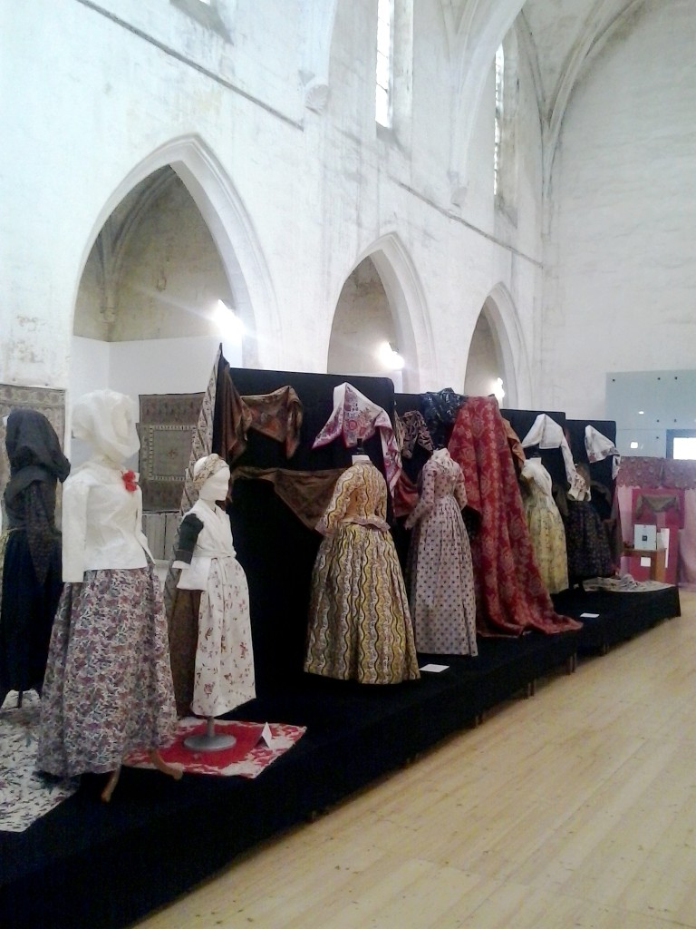 Exposition de robes et textiles