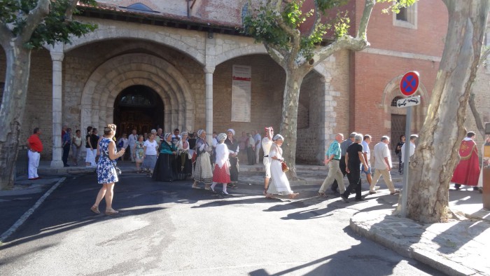 La procession sort de l'église.