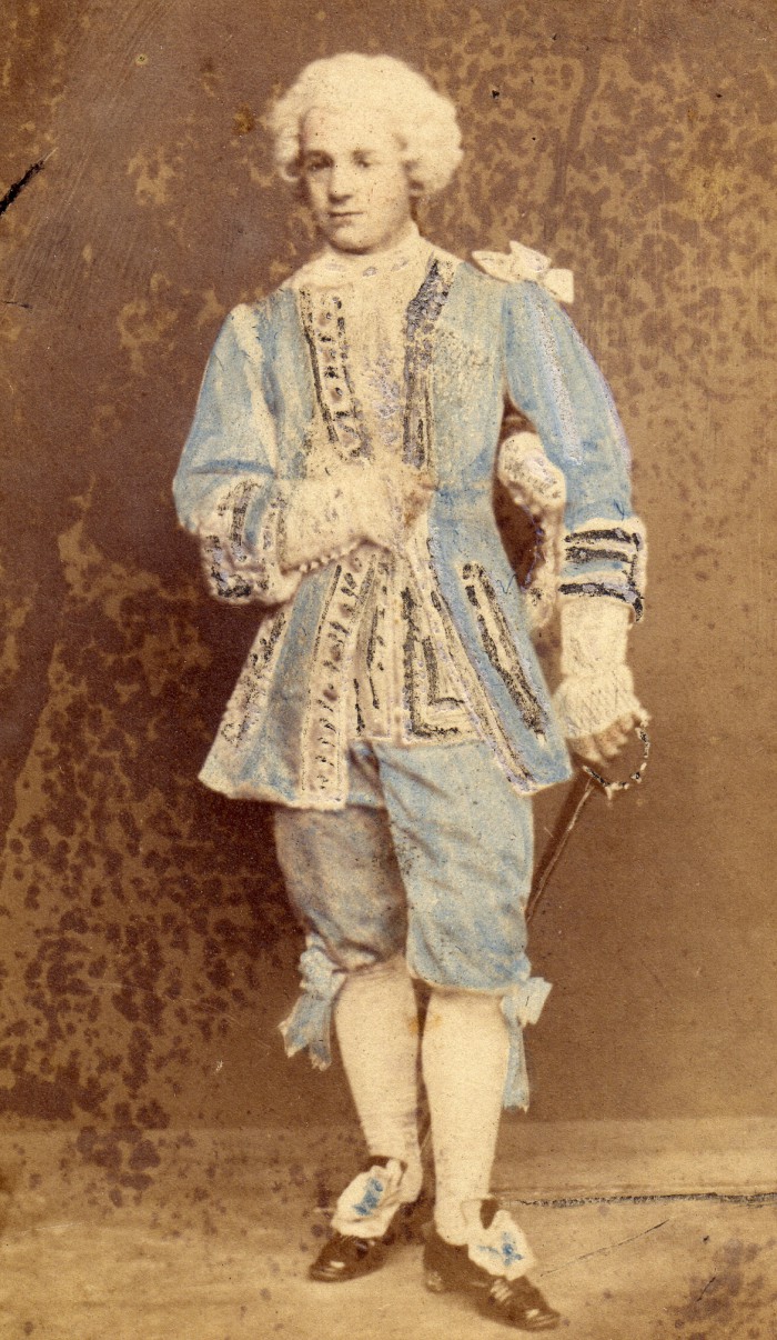 Portrait de jeune homme déguisé en marquis. Le carnaval de Perpignan mettait pendant plusieurs mois la ville de Perpignan en état d’ébullition, entre bals publics et privés, tous destinés à récolter quelques aumônes pour les nécessiteux. Photographie Canavy, Perpignan, vers 1865, collection particulière.